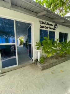 Foto dalla galleria di Wind Breeze Sunset View Inn a Guraidhoo