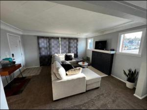 塔科馬的住宿－Tacoma Homestay- With Breakfast Included-Private Room，客厅配有沙发和桌子