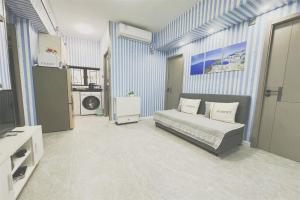1 dormitorio con cama y pared azul en apt 4BR10pax, 2bar ,1mins mtr, en Hong Kong