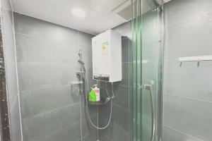 La salle de bains est pourvue d'une cabine de douche en verre. dans l'établissement apt 4BR10pax, 2bar ,1mins mtr, à Hong Kong