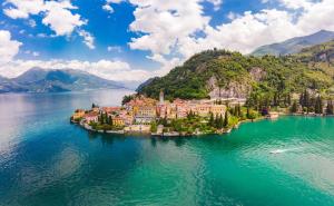 an island in the middle of a body of water at Moderno Spazioso e a 2 passi dal Lago in Longone al Segrino
