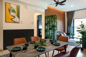 una sala da pranzo con tavolo, sedie e ventilatore a soffitto di Nowhere 2BR & 2Bath Apartment with Balcony @ Reizz Residences a Kuala Lumpur