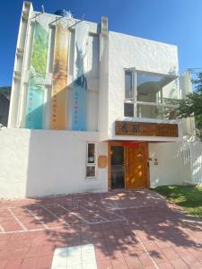 un edificio blanco con una puerta delante en Xiulan SPA, 