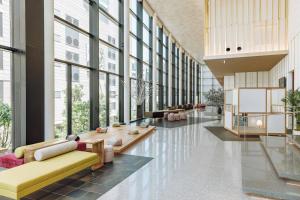 un hall avec des canapés et des tables dans un bâtiment dans l'établissement Centara Grand Hotel Osaka, à Osaka