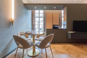 una sala da pranzo con tavolo e sedie di Lagrange Design Apartments by Wonderful Italy a Torino