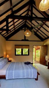 sypialnia z dużym łóżkiem w pokoju w obiekcie Rumah Sunyi w Gili Trawangan