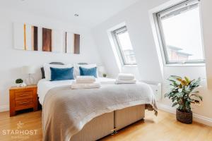 - une chambre avec un lit doté d'oreillers bleus dans l'établissement Central 3 bed apartment at Regents Court, Newbury, à Newbury