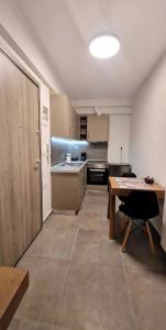 ラリサにあるVv Cosy Host 2 private parkingの広いキッチン(テーブル、テーブル・シックス・シックス)