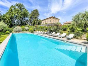 una piscina con sillas y un edificio de fondo en Prestigious manor with pool, air conditioning, en Monte Campano