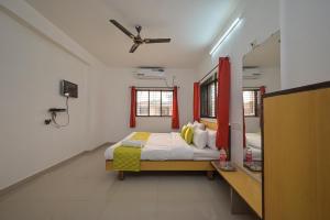 sypialnia z łóżkiem i wentylatorem sufitowym w obiekcie Jalsa Villas w mieście Saputara