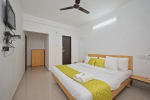 sypialnia z dużym łóżkiem i wentylatorem sufitowym w obiekcie Jalsa Villas w mieście Saputara