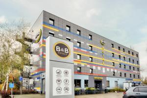 een gebouw met een bord ervoor bij B&B Hotel Amsterdam-Zaandam in Zaandam