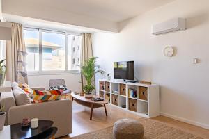 - un salon avec un canapé et une télévision dans l'établissement City Center Apartment, à Nicosie