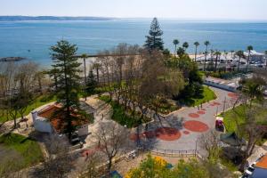 una vista aérea de un parque cerca del agua en Paço de Arcos - Lisboa, en Paço de Arcos