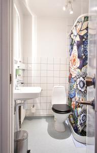 uma casa de banho com um WC e um lavatório em Prins Carl em Ystad