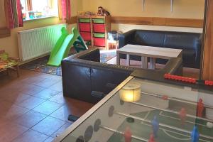 sala de estar con sofá y mesa en Chalupa Chiranka, en Lipová-lázně