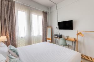 TV a/nebo společenská místnost v ubytování Latima Boutique Hostel
