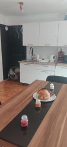 貝凱什喬包的住宿－Békéscsabai Mézeskalács Apartmanház，厨房里的桌子上放着一盘食物