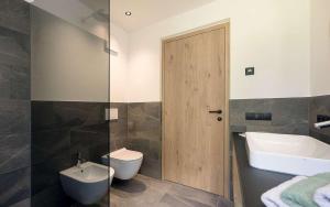 un bagno con wc, lavandino e doccia di Tschitthof Wohnung Gill a Avelengo