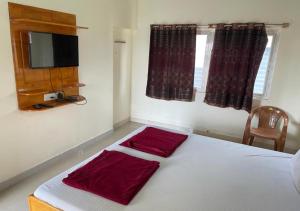 Postel nebo postele na pokoji v ubytování Naksha Tree Hotels - Yelagiri