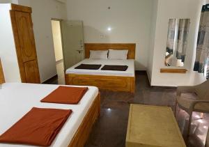 Postel nebo postele na pokoji v ubytování Naksha Tree Hotels - Yelagiri