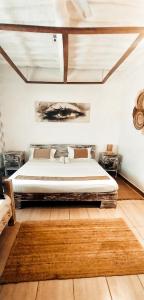 sypialnia z dużym łóżkiem w pokoju w obiekcie Diani Beach Greenland Villa 2 Bedroom w mieście Ukunda