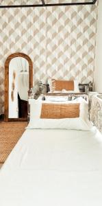 sypialnia z 2 łóżkami i lustrem w obiekcie Diani Beach Greenland Villa 2 Bedroom w mieście Ukunda