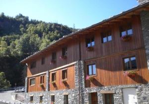 Cảnh núi rừng hoặc tầm nhìn ra núi từ căn hộ