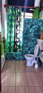 łazienka z akwarium i toaletą w obiekcie Diani Beach Greenland Villa 2 Bedroom w mieście Ukunda