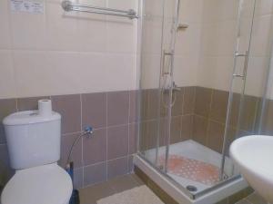 La salle de bains est pourvue d'une douche, de toilettes et d'un lavabo. dans l'établissement Kato Paphos Apt 400m To The Beach, à Paphos