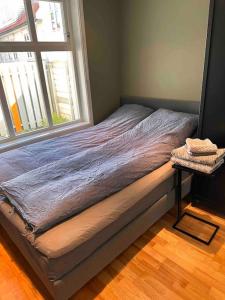 Säng eller sängar i ett rum på Koslig leilighet i Bergens smørøye