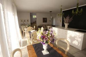 una sala de estar con una mesa con flores. en Pastel Guesthouse, en Balatonfüred