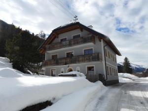 dom w śniegu na górze w obiekcie Ferienwohnung Aignerhof w mieście Schellgaden