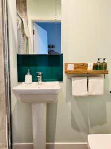 y baño con lavabo y espejo. en Killorn Guest House en Oban
