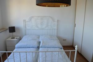 A bed or beds in a room at Gemütliches Apartment am Brombachsee mit Seeblick.