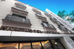 un edificio con un letrero que lee la anestesia del hotel en Riva Hotel Alsancak en İzmir