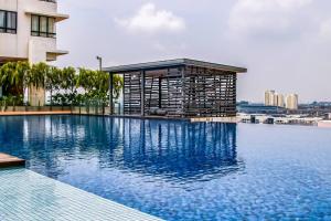 une piscine avec un bâtiment au milieu de l'eau dans l'établissement Near SunwayPyramid 2Bed2Bathroom, à Subang Jaya