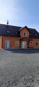 uma grande casa laranja com uma grande entrada em Penzion Forest 2 em Rozvadov