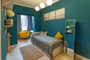 1 dormitorio con cama y pared azul en Huge apartment with Sauna and free parking, en Duisburg