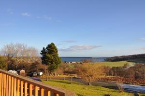 vistas al océano desde la terraza de una casa en Strathview Lodge, en Dornoch