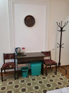 jadalnia ze stołem i 2 krzesłami w obiekcie Dili Orom Hotel w mieście Buchara