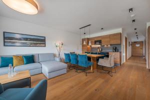 uma sala de estar com um sofá e uma mesa em AlpenParks Hotel & Apartment Carpe Solem Mariapfarr em Mariapfarr
