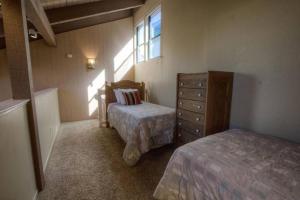 sypialnia z 2 łóżkami, komodą i oknem w obiekcie Our Happy Place home w mieście South Lake Tahoe