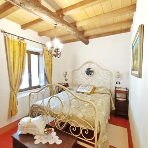 sypialnia z metalowym łóżkiem w pokoju w obiekcie Appartamento storico w mieście Morciano di Romagna