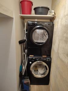 una lavadora en la esquina de una habitación en La Maison Libourne, 4 pers, Hypercentre, rue calme en Libourne