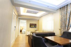 sala de estar con sofá y mesa en Riva Hotel Alsancak en İzmir