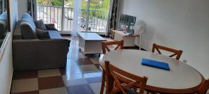 - un salon avec une table et un canapé dans l'établissement Le Tournesol, à La Saline les Bains