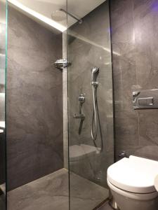 une salle de bain avec douche et toilettes dans l'établissement Riva Hotel Alsancak, à Izmir