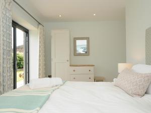 Ένα ή περισσότερα κρεβάτια σε δωμάτιο στο Pendower Cottage