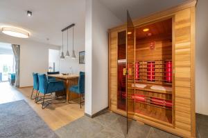 a room with a glass partition with a table and chairs at AlpenParks Hotel & Apartment Carpe Solem Mariapfarr in Mariapfarr
